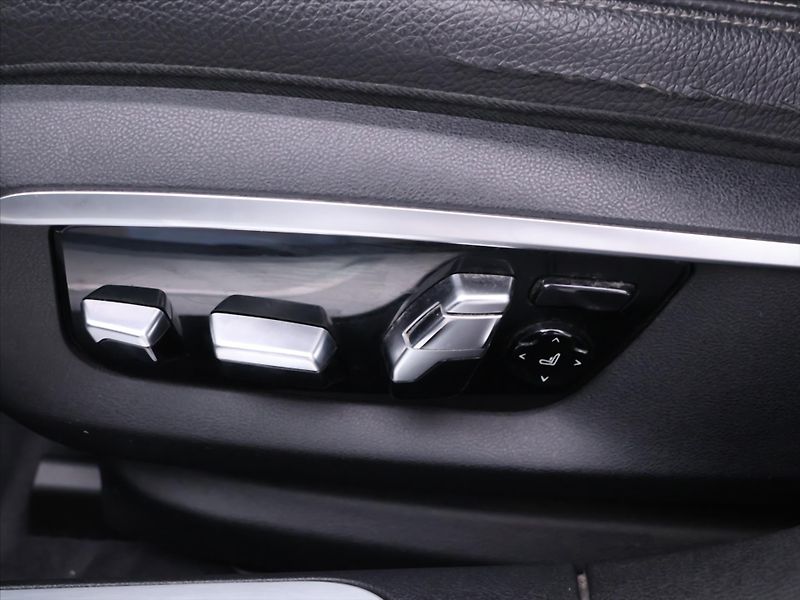 BMW Řada 7 3,0 740d 235kW xDrive LED - fotka 18 z 38