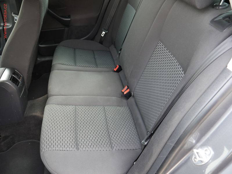 Volkswagen Golf (2013) 1.6 TDi VI, Navi, AC - fotka 10 z 16