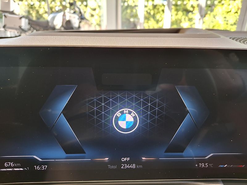 BMW Řada 3 320d xDrive Touring M-Sport - fotka 13 z 37