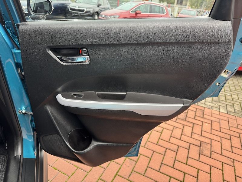 Suzuki Vitara (2015) 1.6i VVT LED Navi Pano Kamera - fotka 19 z 49