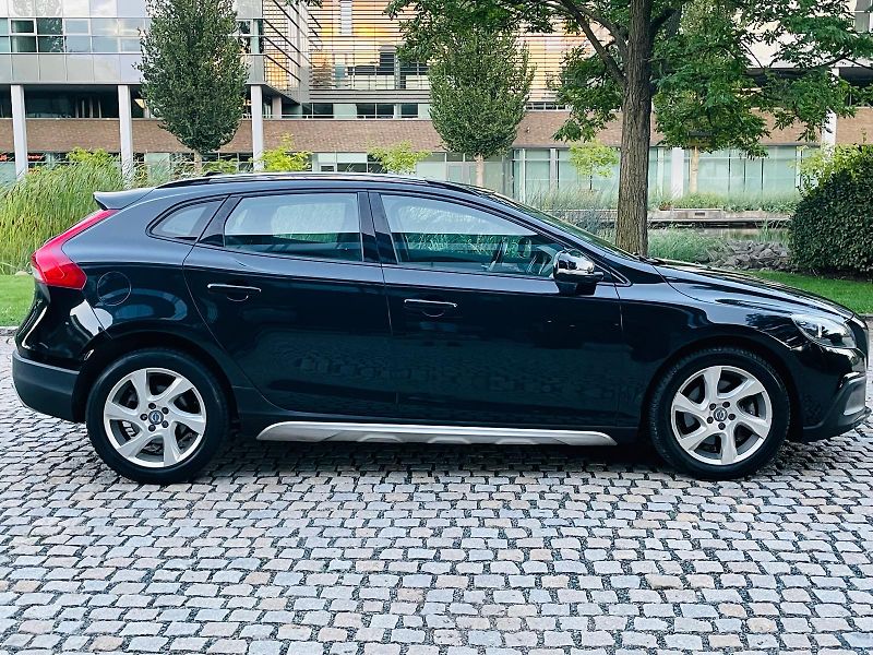 Volvo V40 2.0D3 MANUÁL CROSS SERVISKA  - fotka 10 z 43