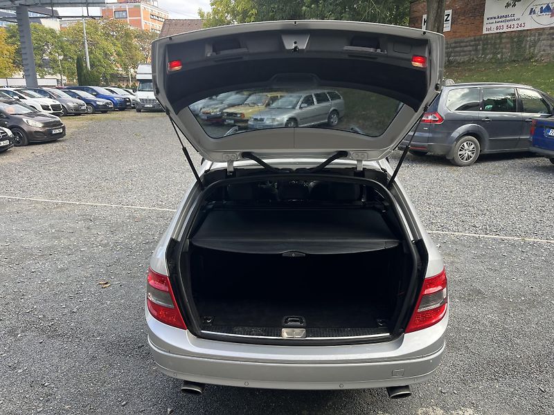 Mercedes-Benz Třídy C (2008) 320 CDi 165 Kw 4MATIC  - fotka 15 z 20