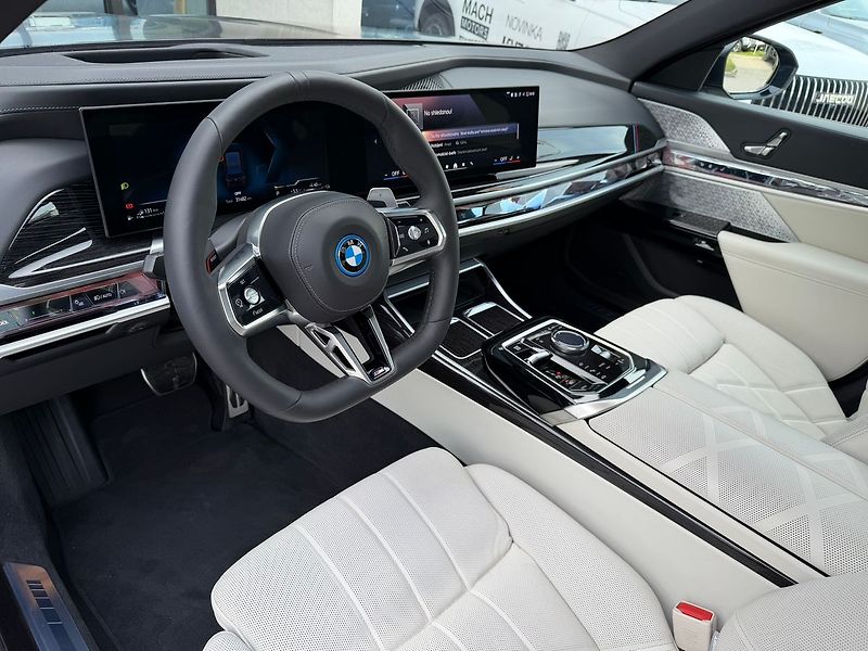 BMW Řada 7 750e xDrive 07/2025 TV - fotka 13 z 31