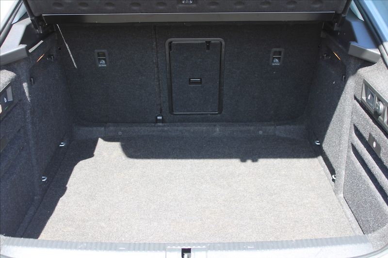 Škoda Superb 2,0 TDI  1.MAJ,A/T,4x4,STYLE - fotka 40 z 47
