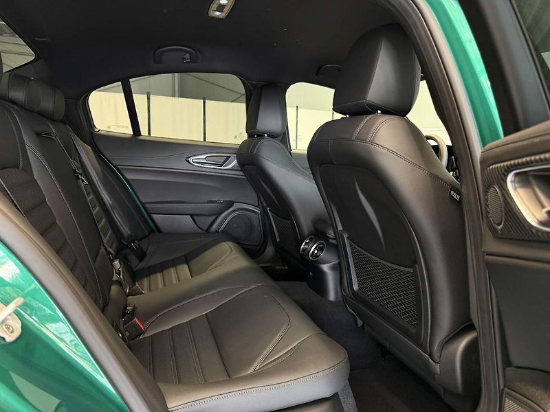 Alfa Romeo Giulia (2025) Quadrifoglio 2.9 V6 BiTurbo 52 - fotka 19 z 21