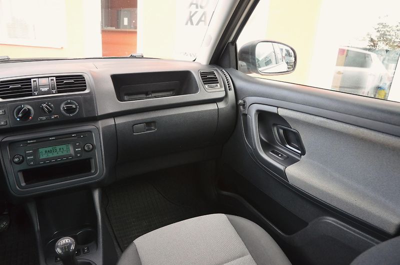 Škoda Fabia (2012) 1.2i ACTIVE / VYHŘ. SEDADLA - fotka 18 z 28