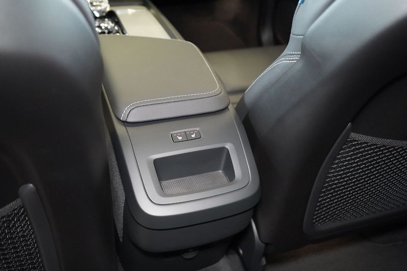 Volvo XC60 B5 AWD Plus Dark, Ventilace - fotka 44 z 46
