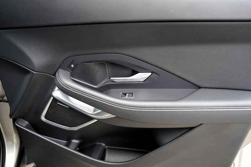 Jaguar E-Pace D200 4WD R-Dynamic/Aut/LED/fac - fotka 23 z 48