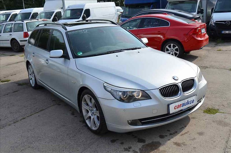 BMW Řada 5 (2008) 560 TOURING - fotka 3 z 33