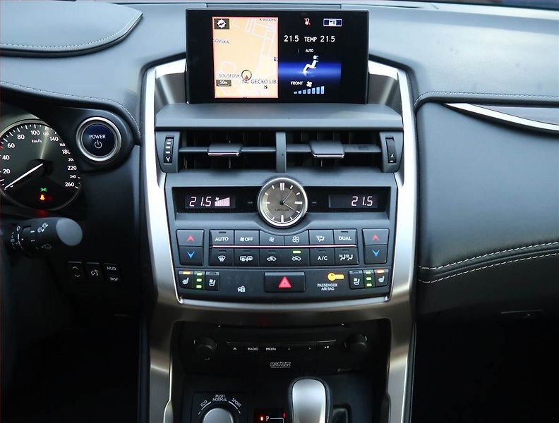 Lexus NX 300h (2016) 300h - fotka 17 z 17