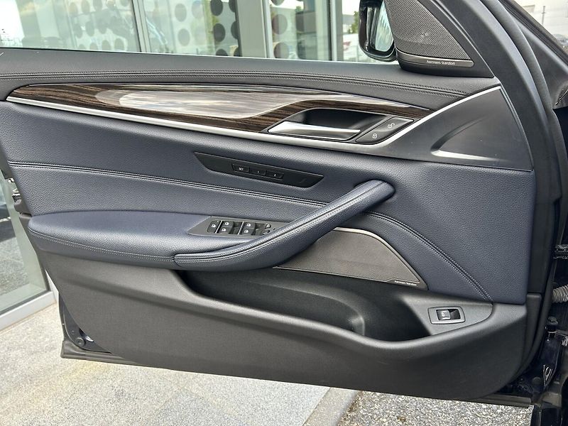 BMW Řada 5 5540i xDrive Luxury Line - fotka 33 z 37
