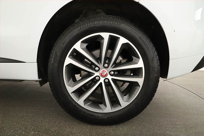 Jaguar F-Pace (2017) 20d AWD, 4X4, Automat, ČR - fotka 12 z 15