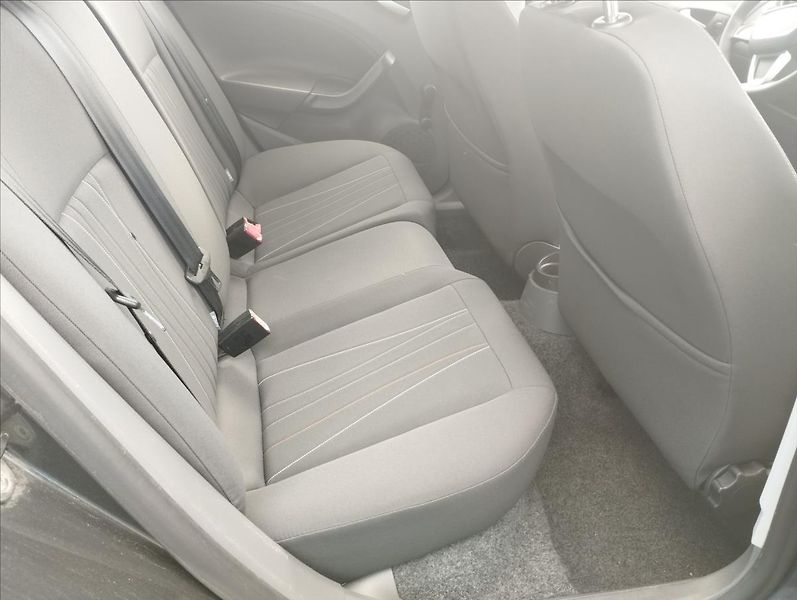 Seat Ibiza 1,4 63KW - fotka 9 z 15