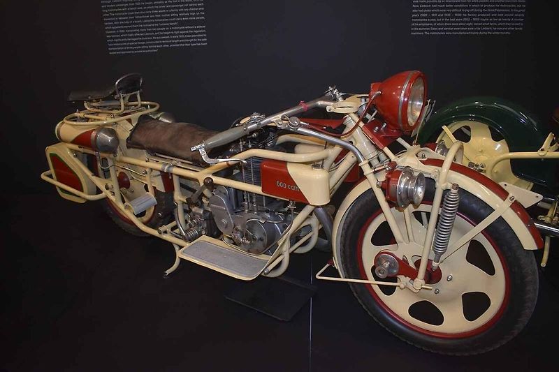 Cestovní z roku 1930.