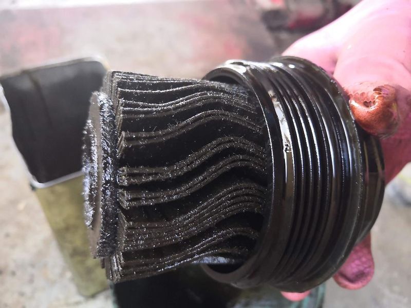 Motorový olej byl po vypuštění černý podobně jako u dieselu.