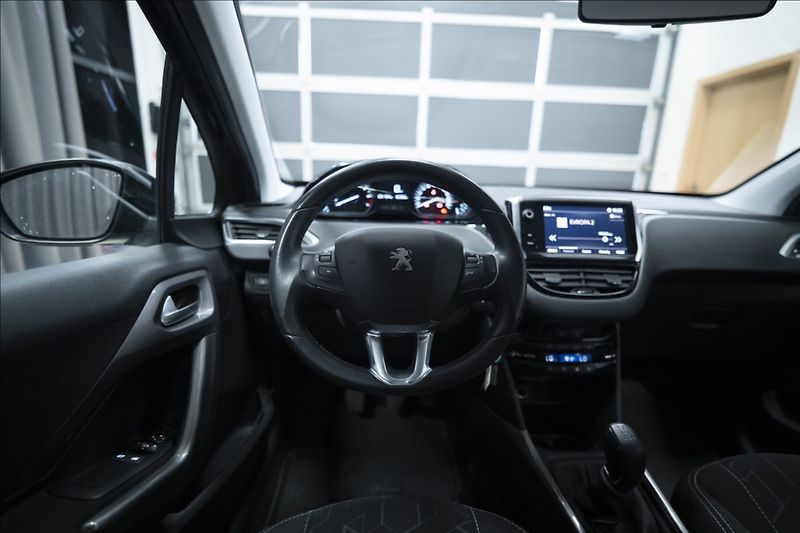 Peugeot 2008 1,2 i 1. AUT. AC VÝHŘEV 1. MAJ - fotka 16 z 36