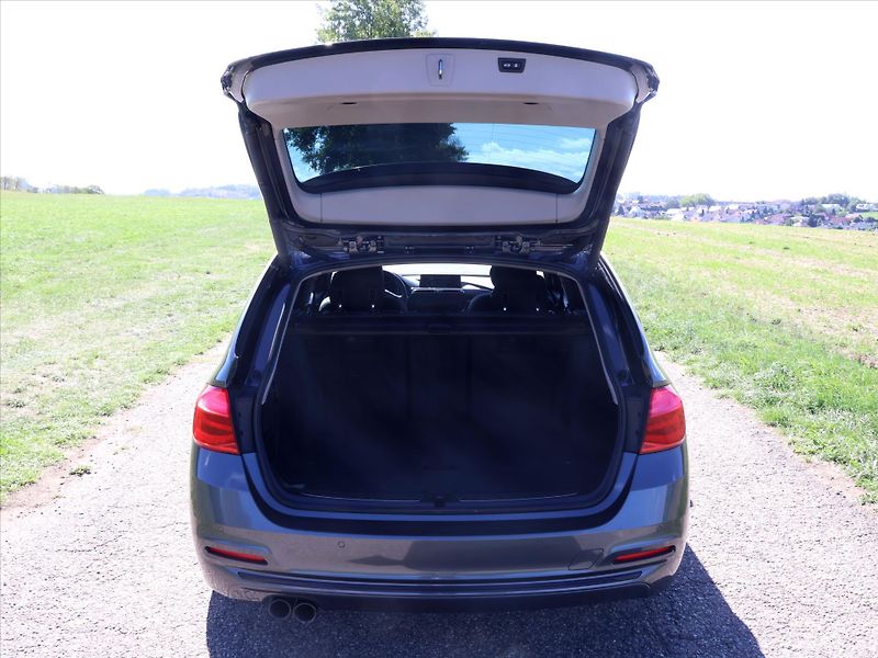 BMW Řada 3 2,0 320d xDrive 140kW Sport - fotka 9 z 32