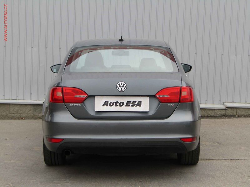 Volkswagen Jetta (2011) 1.6 TDi, ČR, AC, tempo, park - fotka 5 z 19