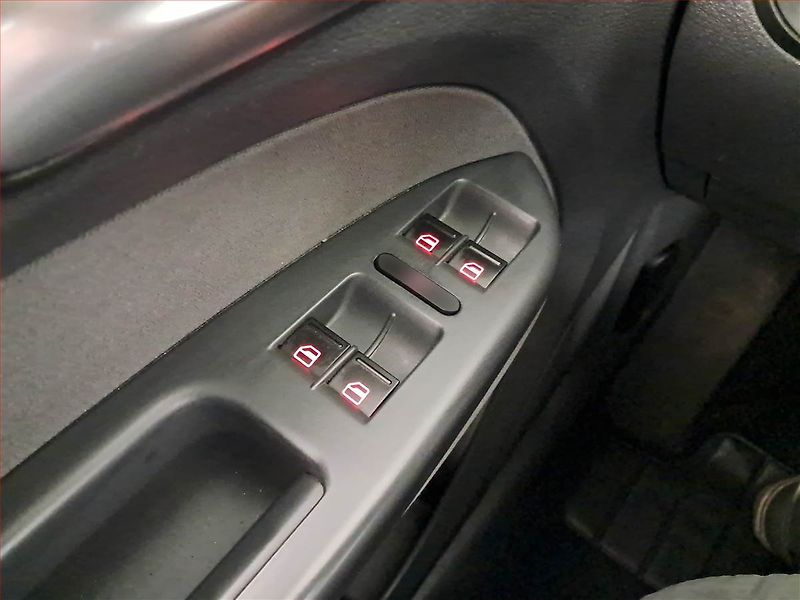 Volkswagen Touran (2012) 2.0 TDI, Automat, Tempomat - fotka 19 z 19