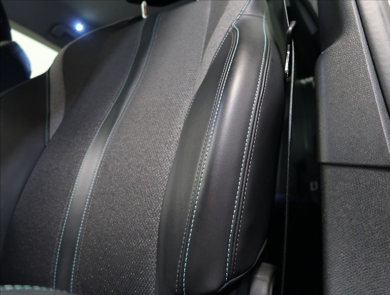 Peugeot 308 1,2 PT AT ALLURE NAVI KAMERA - fotka 31 z 37