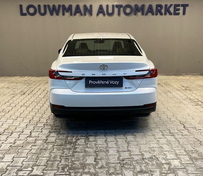 Toyota Camry 2.5 Hybrid AT EXECUTIVE - fotka 17 z 19