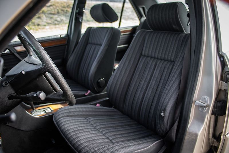 Mercedes-Benz Třídy E 124 C - fotka 9 z 23