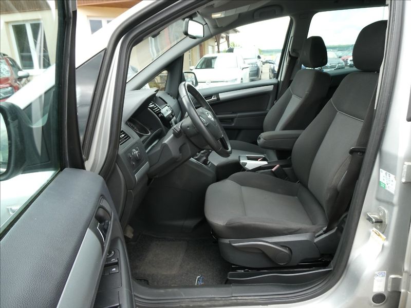 Opel Zafira 1,8 i 16V klima, závěs - fotka 17 z 38