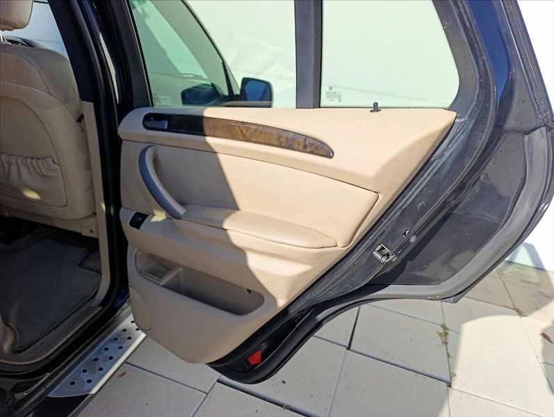 BMW X5 3,0 d 4x4 Automat Kůže Tažné - fotka 23 z 35