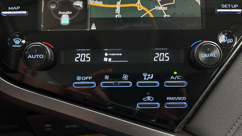 Toyota Camry 2.5 Hybrid AUT Executive - fotka 13 z 27