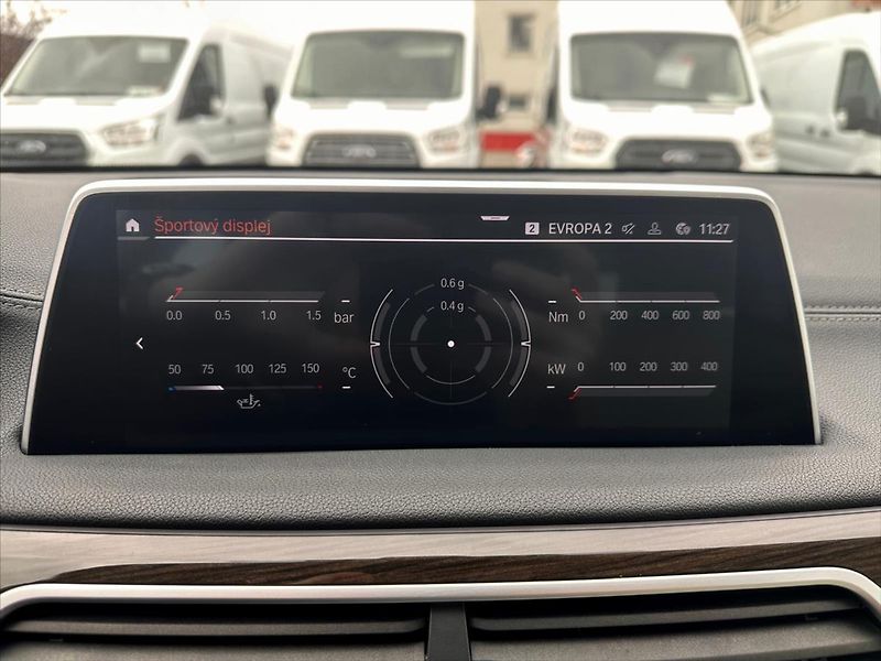 BMW Řada 7 4,4 750i xDrive 390 kW DPH - fotka 31 z 40
