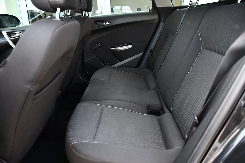 Opel Astra 1.7CDTi SPORTS TOURER - fotka 19 z 31