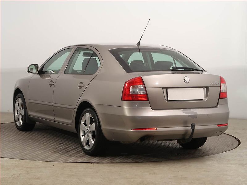 Škoda Octavia (2009) Ambiente 1.6, Tempomat - fotka 4 z 13