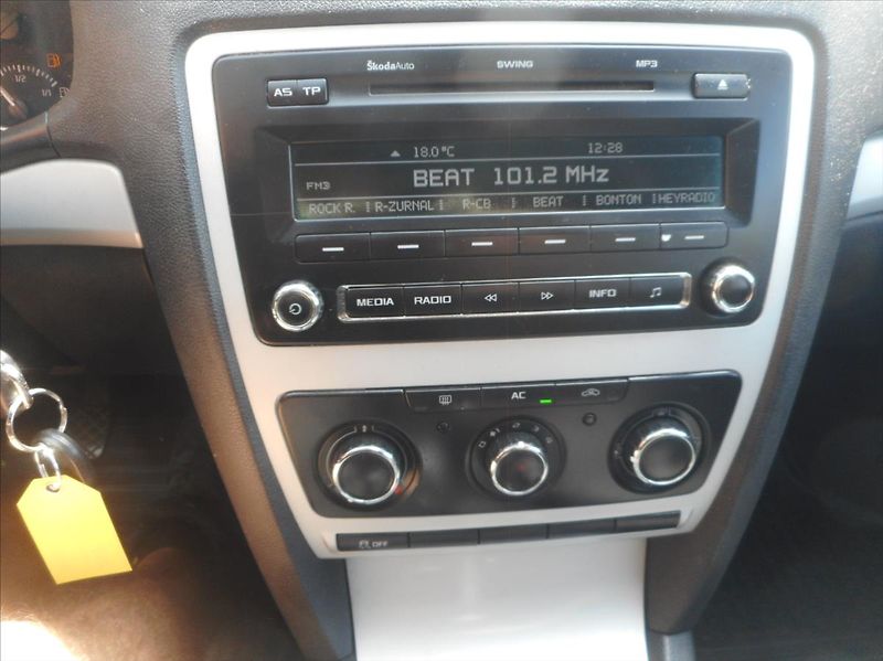 Škoda Octavia 1,6 TDi - fotka 13 z 32
