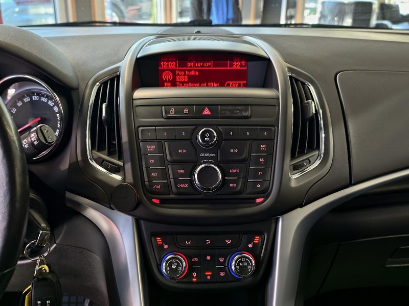 Opel Zafira TOURER 1.4 TURBO 103kW 7 MÍST  - fotka 14 z 23