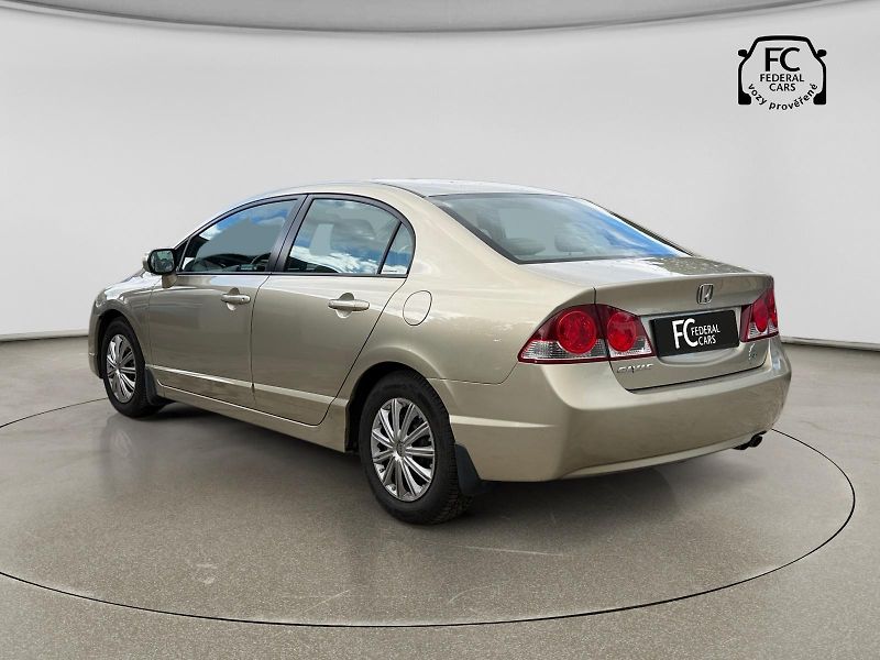 Honda Civic 8. gen 1.8 LS - fotka 3 z 21