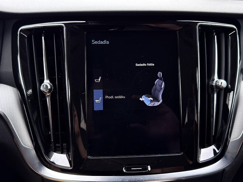 Volvo V60 CC D4 AWD // B&W // REZERVACE - fotka 26 z 44