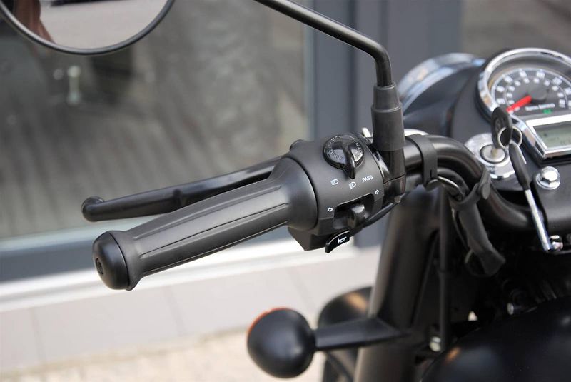 Royal Enfield Classic 350 (2026) BLACK - fotka 17 z 25