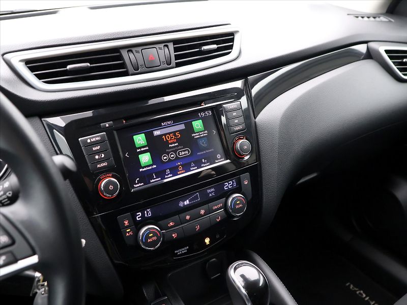 Nissan Qashqai 1,3 DIG-T 116kW DCT Shiro - fotka 21 z 33