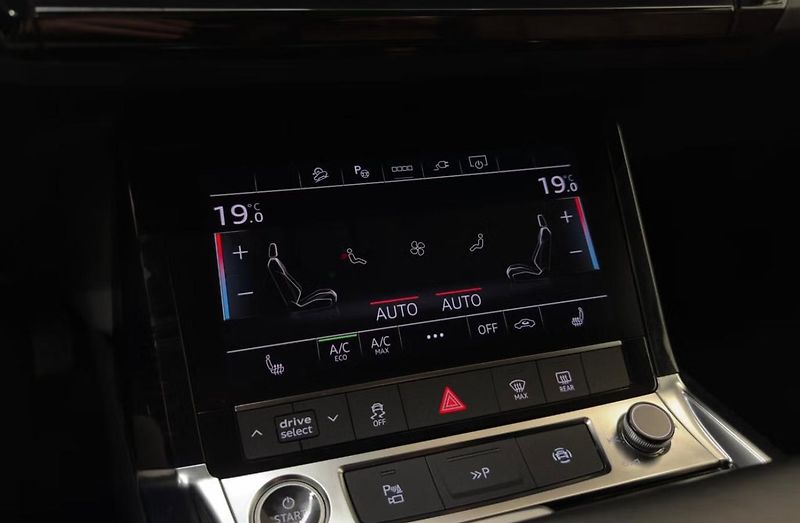 Audi Q8 e-tron 50 Q SoH 95% 360Kam Vzduch LED - fotka 21 z 26