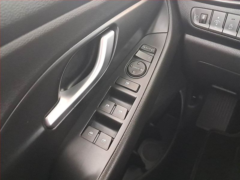 Hyundai i30 (2021) 1.6 CRDi MHEV, Automat - fotka 17 z 19