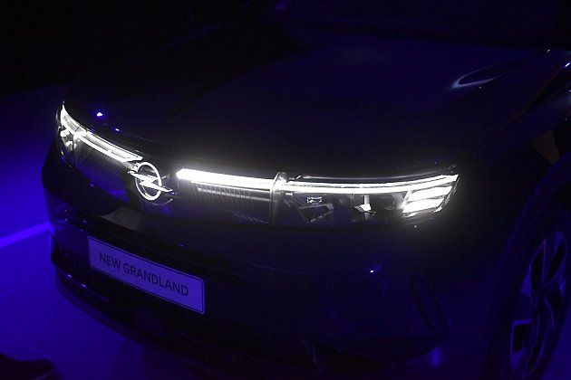 Příď v noci jasně signalizuje o auto jaké značky se jedná, zdroj: Deník/Radek Pecák