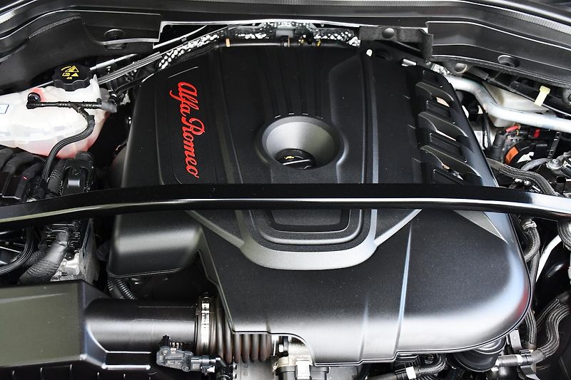 Alfa Romeo Stelvio 2.2 JTDm Competizione Q4 - fotka 40 z 40