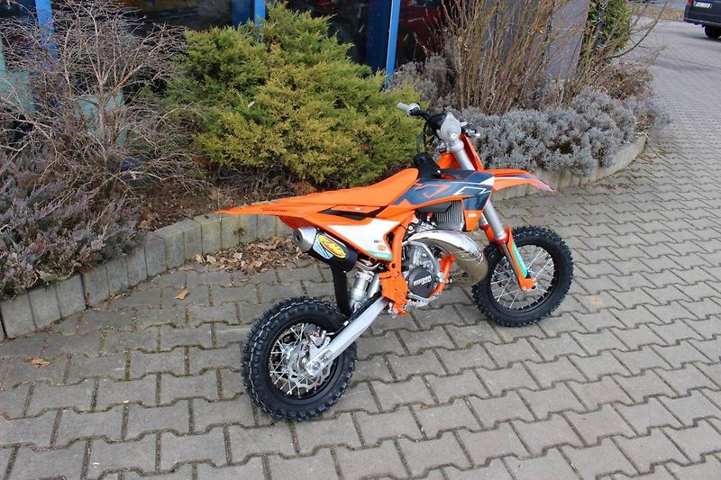 KTM 50 SX (2025) FACTORY 2025 - fotka 3 z 6