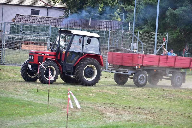 Traktoriáda ve Studenci na Třebíčsku nespočívá pouze v přehlídce zúčastněných strojů. Mnoho z nich se účastní dovednostních soutěží, což láká davy lidí.