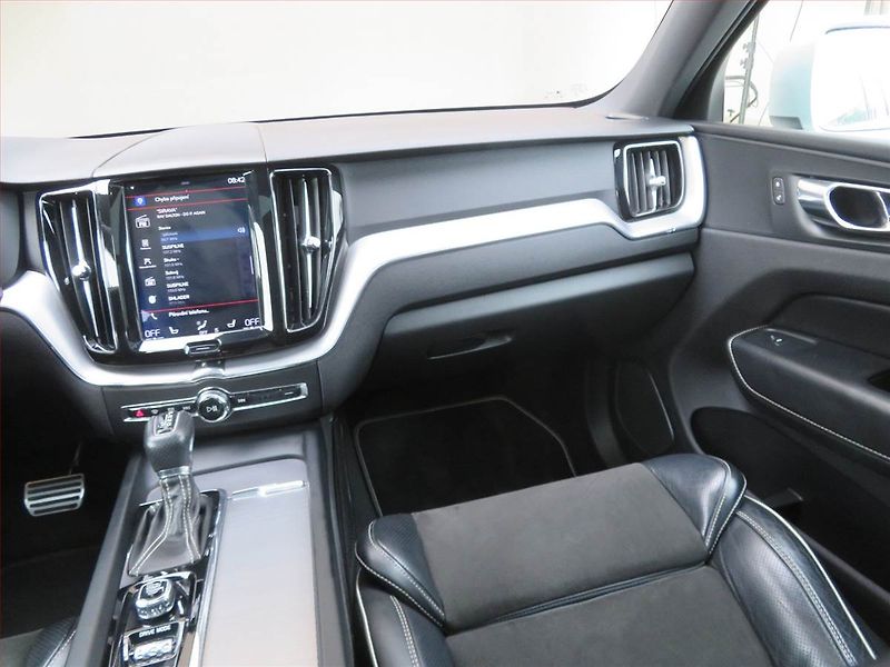 Volvo XC60 (2017) R-Design D4 AWD - fotka 8 z 15