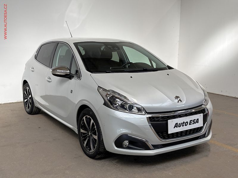 Peugeot 208 (2018) 1.2 PT, TechEdition, navi - fotka 1 z 16