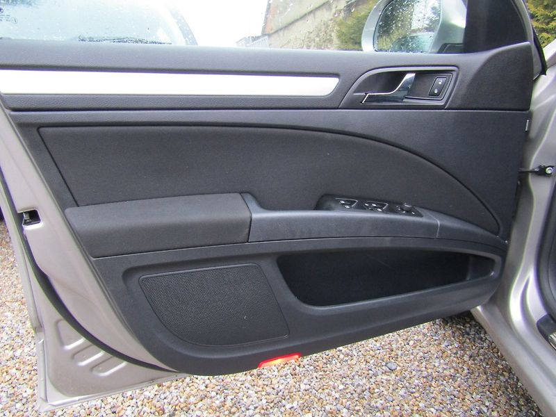 Škoda Superb (2011) 1.6 TDI 77kW - fotka 18 z 45