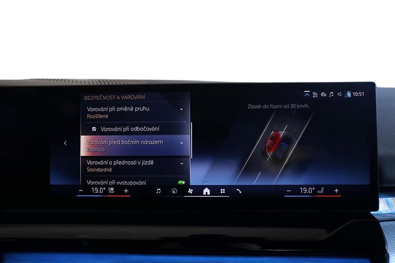 BMW Řada 5 550e xDrive Sedan - fotka 16 z 30