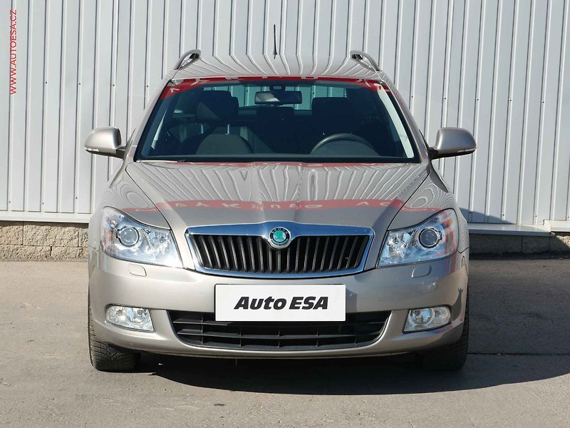 Škoda Octavia (2011) 1.4 TSi, Family, DSG, xenon - fotka 2 z 18