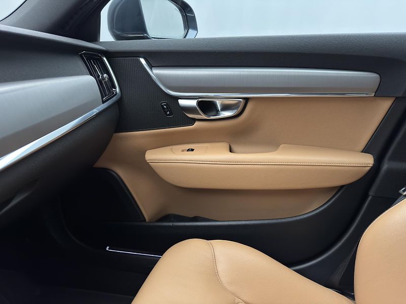 Volvo V90 D4 MOMENTUM PRO POLESTAR AUT - fotka 28 z 47